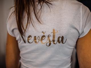 Svatební tričko Barva trička + barva písma: Bílá + zlatá, Nápis: Vlastní nápis, Velikost: XXL