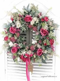 Celoroční věnec na dveře - s ostře růžovými růžemi a ranunculus (zdobený věnec na dveře)