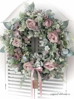 Celoroční věnec na dveře - s pudrově růžovými růžemi (zdobený věnec na dveře)