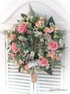 Celoroční věnec na dveře - s růžovými růžemi a dřevěným nápisem VÍTEJTE (zdobený věnec na dveře)