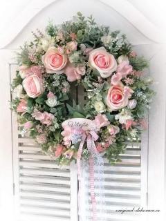 Celoroční věnec na dveře - s růžovými růžemi a dřevěným oválkem s nápisem VÍTEJTE (zdobený věnec na dveře)