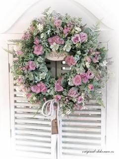 Celoroční věnec na dveře - světlé lila růžičky, eustoma a dřevěný oválek s nápisem VÍTEJTE (zdobený věnec na dveře)