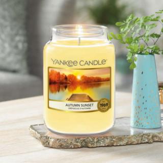 Yankee Candle střední svíčka Classic Autumn Sunset 411 g