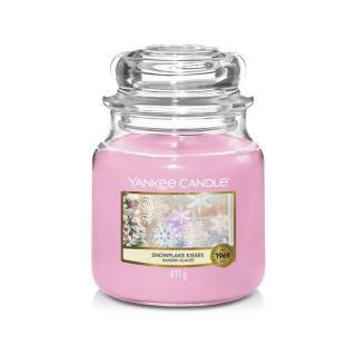 Yankee Candle střední svíčka Classic Snowflake Kisses 411 g