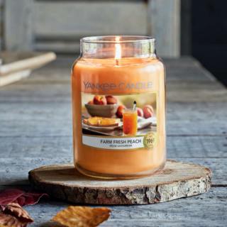 Yankee Candle střední vonná svíčka Classic Farm Fresh Peach (Čerstvá farmářská broskev)