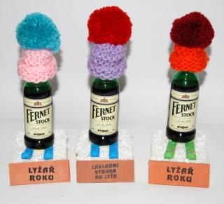 Fernet s lyžemi a kulichem nápis: Lyžař roku