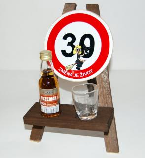Stojan s panákem a flaštičkou k výročí narození věk: 30 - žena