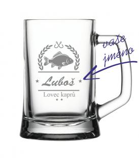 Půllitr s pískovaným motivem "Lovec kaprů" (Do poznámky v nákupním košíku napište požadované požadované jméno )