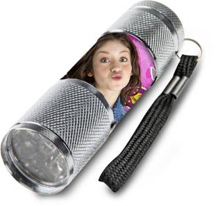 LED baterka Soy Luna stříbrná (Hliníková silně svítící LED svítilna s poutkem, v kapesní velikosti)