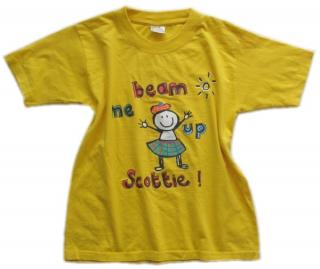 Žluté tričko s potiskem - vel.140 (second hand)