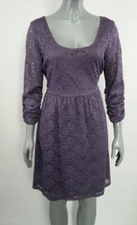 Šaty z fialové elastické krajky Vanity vel. L