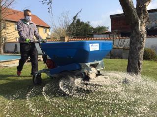 Topdressing trávníku - pískování, substrát, kompost, granulát Plocha trávníku: do 300 m2, Vzdálenost krajského města: do 50 km