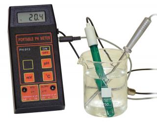 Přístroj na měření pH, vodivosti a teploty