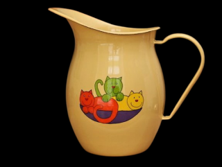 Smaltovaný džbán žlutý motiv kočka