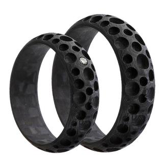 Karbonové snubní prsteny s černým zirkonem