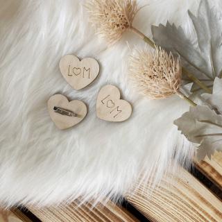 Dřevěná svatební brož s iniciály