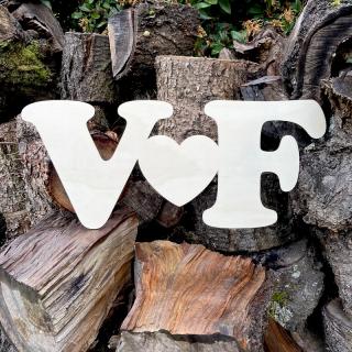 Dřevěné iniciály novomanželů