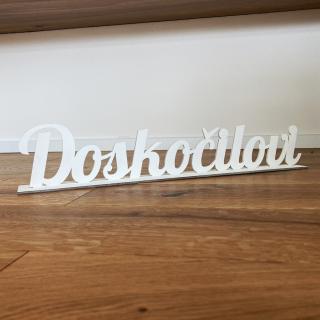 Dřevěné příjmení na podstavci (bílé)