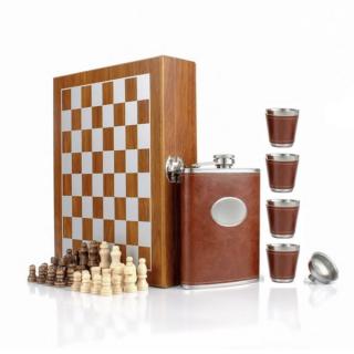 Placatka v kožence a šachy v dřevěné kazetě (nerezová placatice, nerezová butylka)