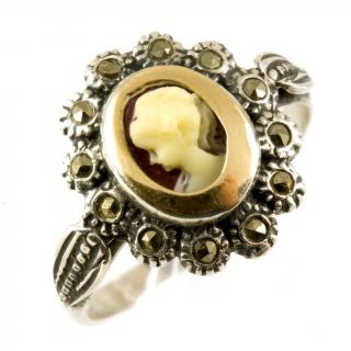 Stříbrný prsten s camay a markazity 710 Velikost prstenu: 55