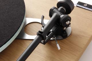 Rega Planar 3 světlý dub - gramofon Přenosky: Přenoska Nd3 MM