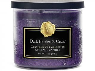 Village Candle – vonná svíčka Dark Berries & Cedar (Ostružiny a cedrové dřevo), 396 g
