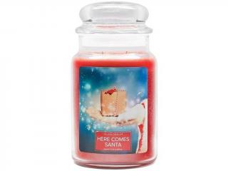 Village Candle – vonná svíčka Here Comes Santa (Santa přichází), 602 g