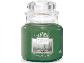 Yankee Candle – Classic vonná svíčka Evergreen Mist (Lesní mlha), 104 g