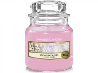 Yankee Candle – Classic vonná svíčka Snowflake Kisses (Polibky sněhové vločky), 104 g