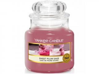 Yankee Candle – Classic vonná svíčka Sweet Plum Sake (Sladké švestkové saké), 104 g