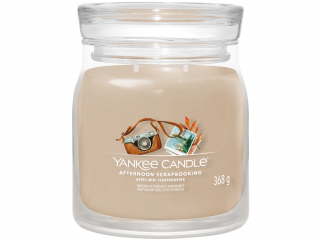Yankee Candle – Signature svíčka Afternoon Scrapbooking (Odpoledne nad fotoalbem) Velikost: střední 368 g