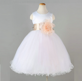 Dětské šaty bílé svatební slavnostní luxusní s kytkou a stuhou