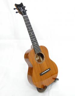 Grand tenor ukulele ROMERO CREATIONS GRAND GT Mahagon (Celomasivní grand tenor ukulele s kufrem)