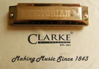 Harmonika "C" CLARKE Victorian (Victorian Clarke Harmonica. Foukací bluesová harmonika v ladění C.)