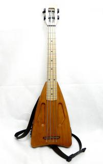 Timber bass ukulele MFC Magic Fluke Company Třešeň ("Solid" MFC basové ukulele)