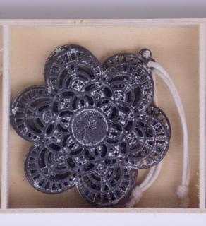 Kytička s ornamenty | šedá | závěsná | 6,5x6,5x0,2cm