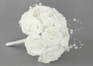 Puget z pěnových růžiček s korálky do ruky , barva bílá, umělá dekorace