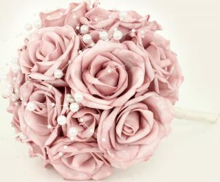 Puget z pěnových růžiček s korálky do ruky , barva lila, umělá dekorace