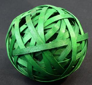 Zelená dekorační koule z dřevěných lupínků 2 ks - 10 cm