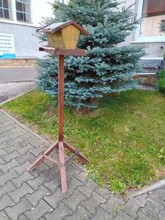 KRMÍTKO NA PODSTAVCI SE ZÁSOBNÍKEM