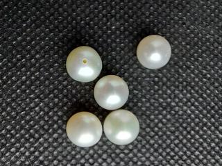 Mořské bílé Akoya perly 8 - 8,5 mm vrtané skrz