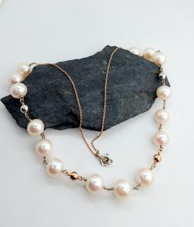 Riki  Modelový náhrdelník výběrové sladkovodní perly v bílém a červeném zlatě