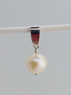 Stříbrný přívěsek se sladkovodní perlou