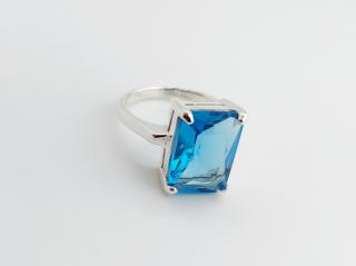 Stříbrný prsten s nebesky modrým velkým syntetickým akvamarínem