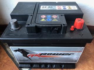 Autobaterie AK Power 12V, 44Ah, 360A, AK 544 02  nabitá autobaterie + Reflexní přívěsek FOOT + možný výkup staré baterie při doručení nebo v prodejně…