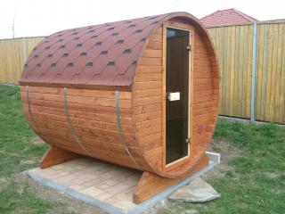 Menší venkovní sudová sauna topidlo: na dřevo + kouřovod