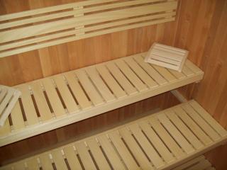 Zakázková výroba lavic do sauny, saunové lavice na míru materiál: abachi