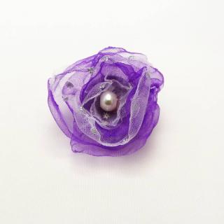 Fialovobílá květina, brož, 35mm