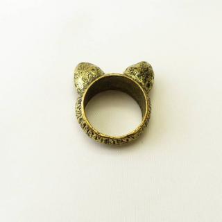 Kovový prsten uši