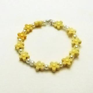Žluté kytičky s perličkami
